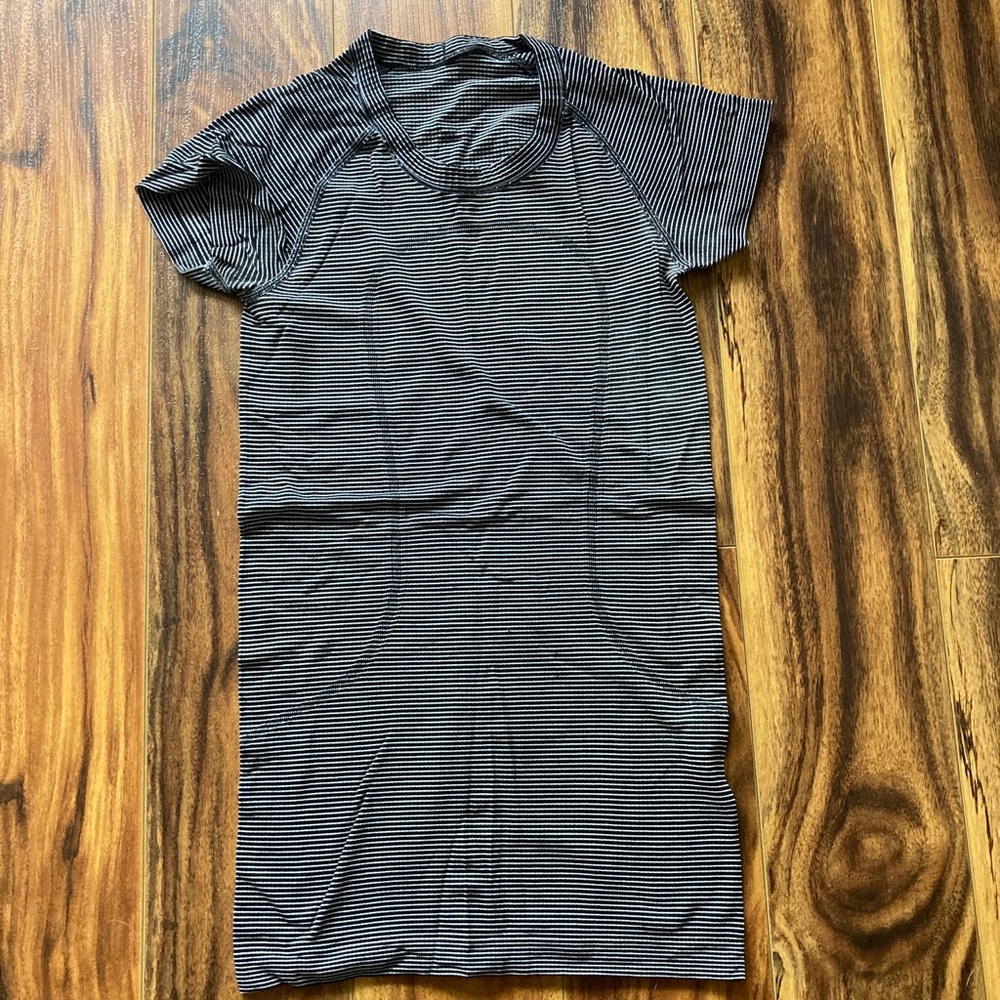 Lululemon short sleeve shirt